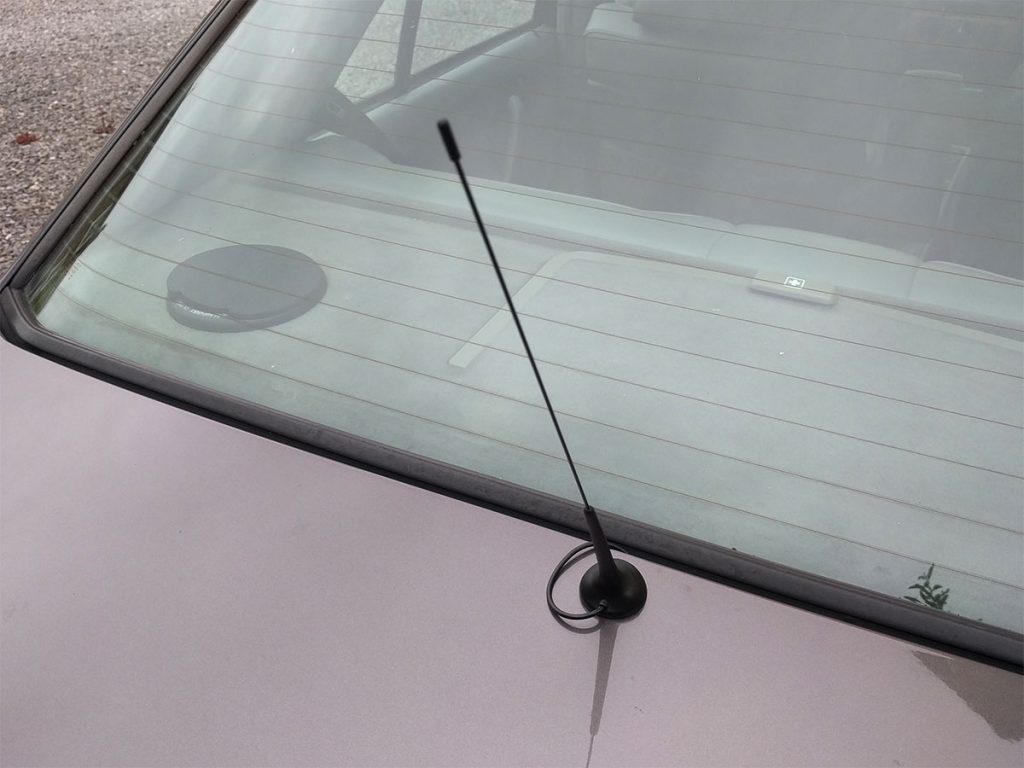 Magnetic DAB aerial on a Mercedes 190E Boot