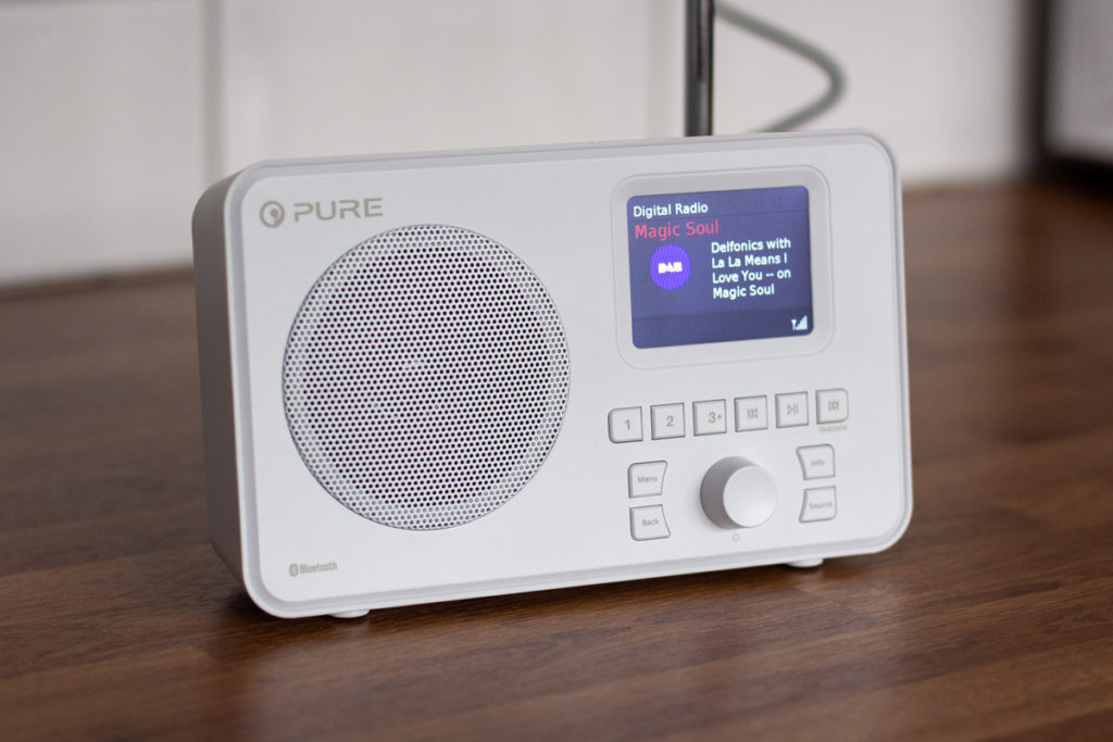 Tolk Mart vrouw Choose a DAB radio under £50 - Digital Radio Choice