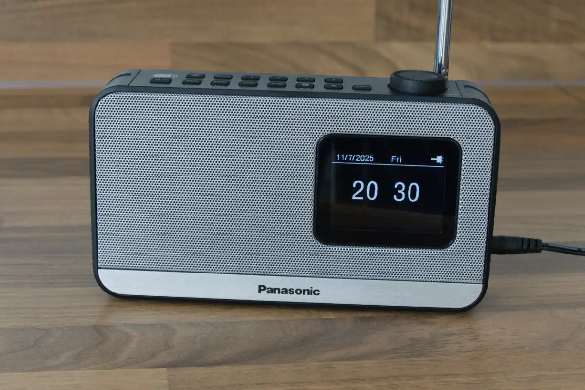 Panasonic RF-D15 showing the time and date in standby mode